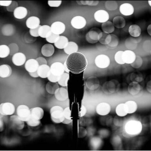 Micro de concert sous des projecteurs lors d’un événement musical à Paris
