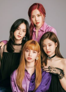 Groupe Blackpink : Quatre filles (Lisa, Rosé, Jennie, Jisoo) en mode portrait de famille